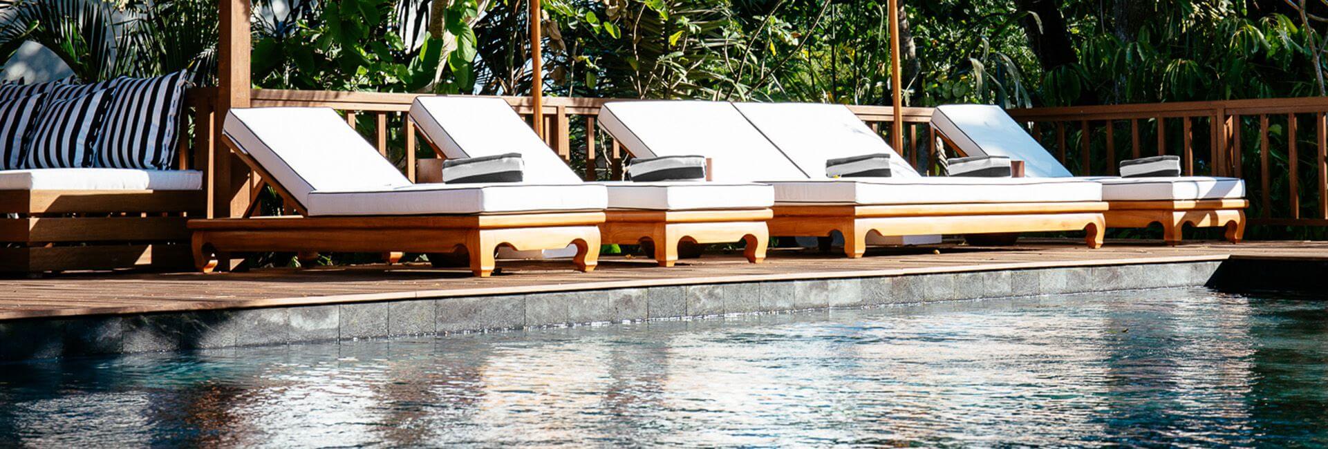 Villa Simona Oasis - Deckchairs line the pool